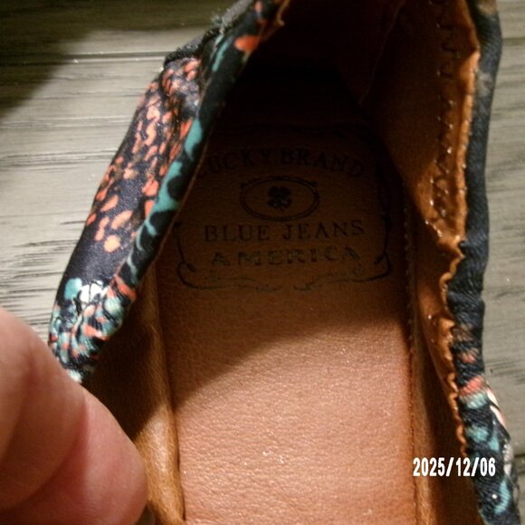 Lucky Brand Womens Sz 7.5 EMMIE Ballerina Flat SlipOn Shoes NAVY SNAKE Pattern - Picture 3 of 7